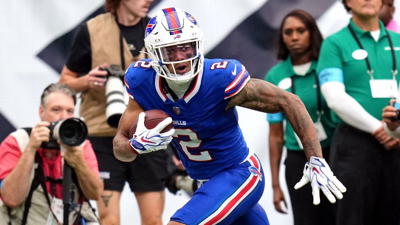 Bills WR Moore injures shoulder, unlikely to return vs. Patriots