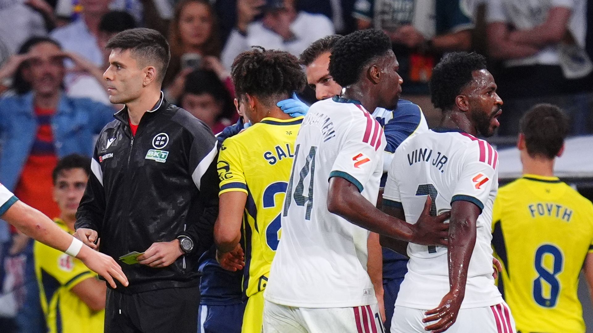 'What is he doing?" Vini Jr correctly sent off for needless hair pull vs Villarreal