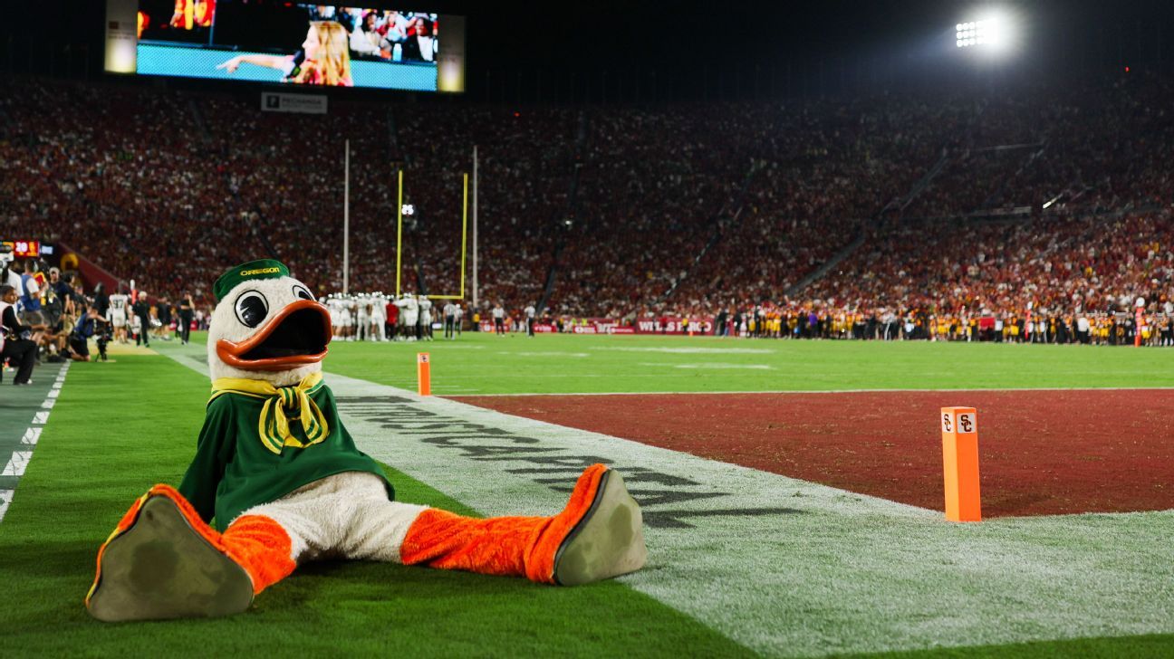 Oregon's mascot trolls USC with Trojan horse pregame entrance to UCLA game