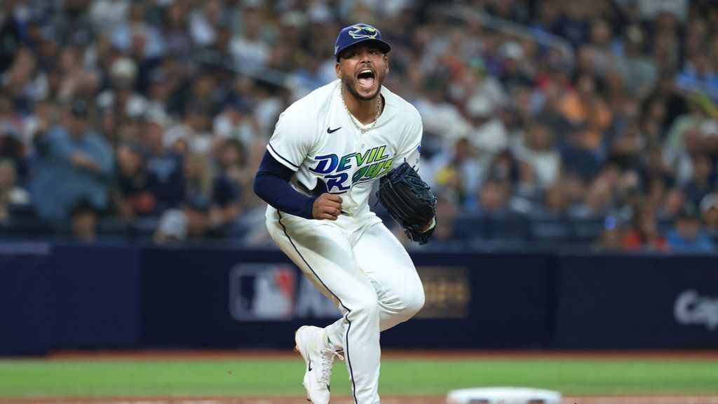 'Fastball Freddy' cranks up velocity, shuts down Guardians as Rays even ALCS